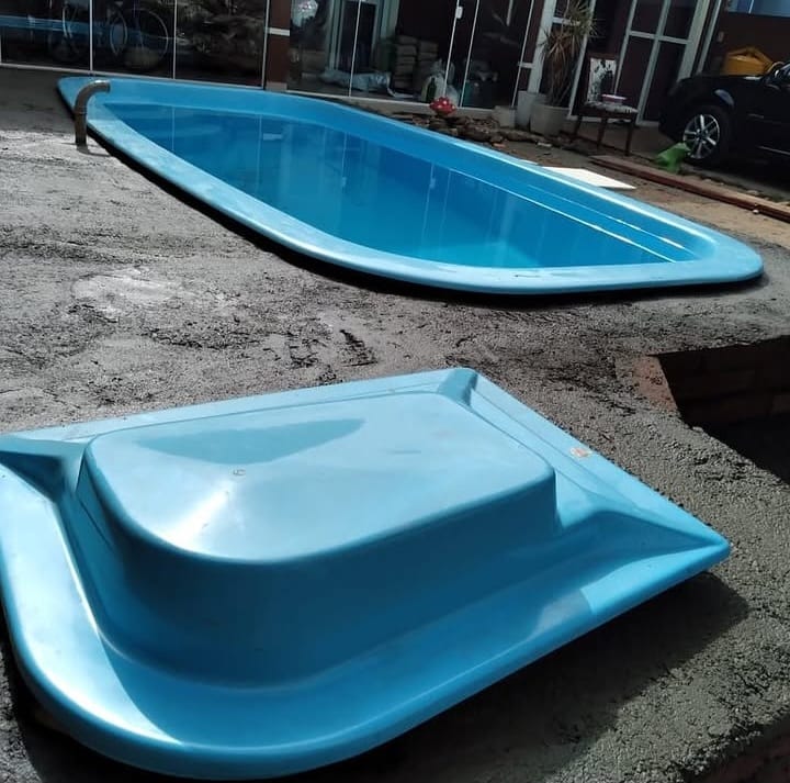 Antes: piscina de fibra apoiada no terreno antes da instalação
