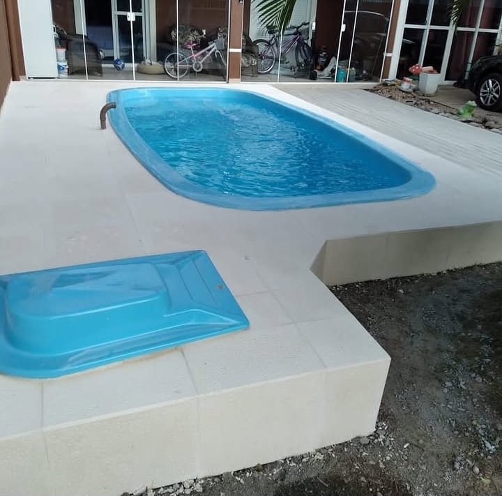 Depois: piscina instalada com piso claro no entorno