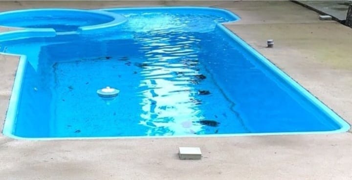 Antes: piscina com entorno em concreto aparente