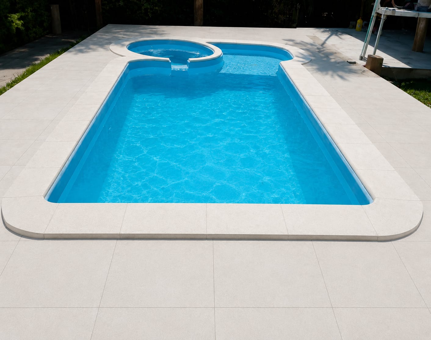 Depois: piscina com borda e piso atérmico claros finalizados