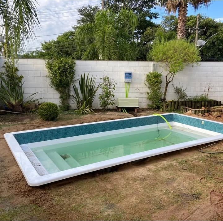 Antes: piscina recém instalada com terreno exposto ao redor