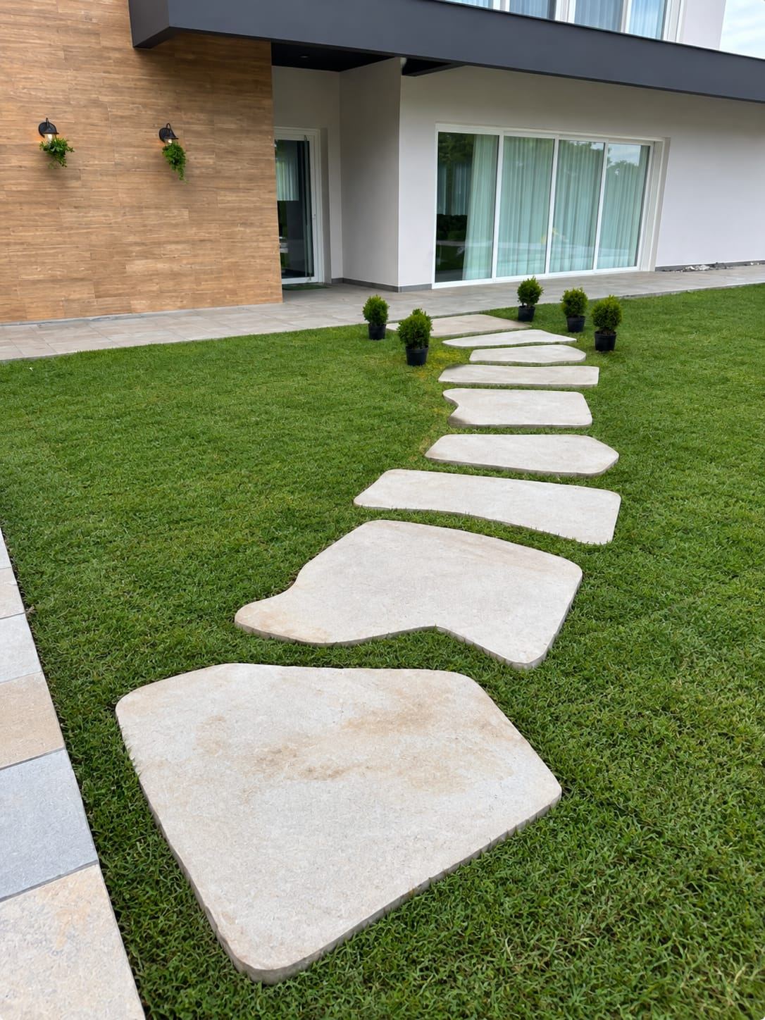 Caminho de pedras naturais em jardim residencial