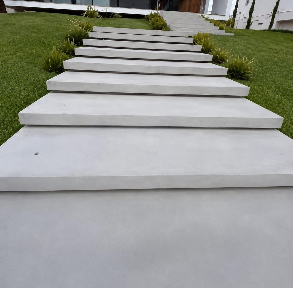 Escadaria ampla em placas naturais claras