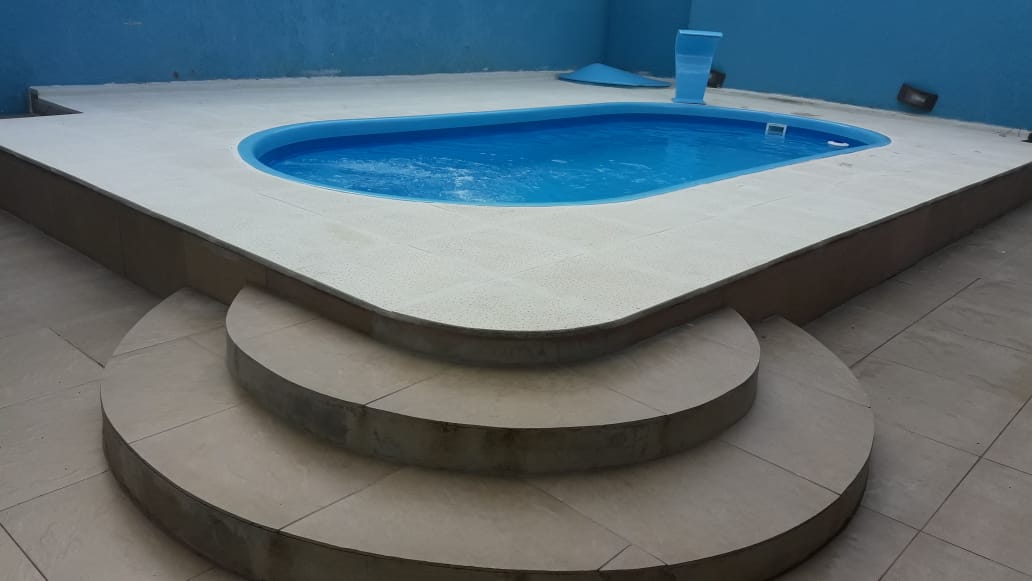 Piscina com borda clara e degraus revestidos