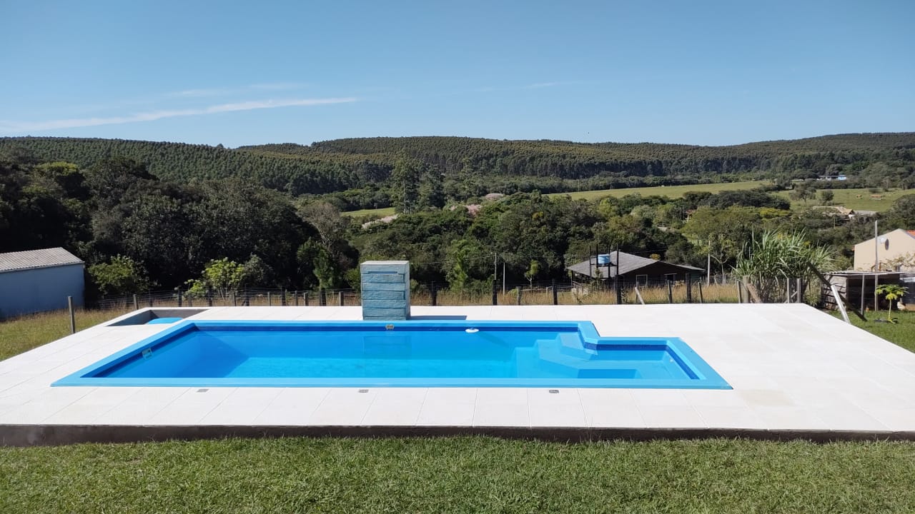 Piscina com borda clara em paisagem aberta