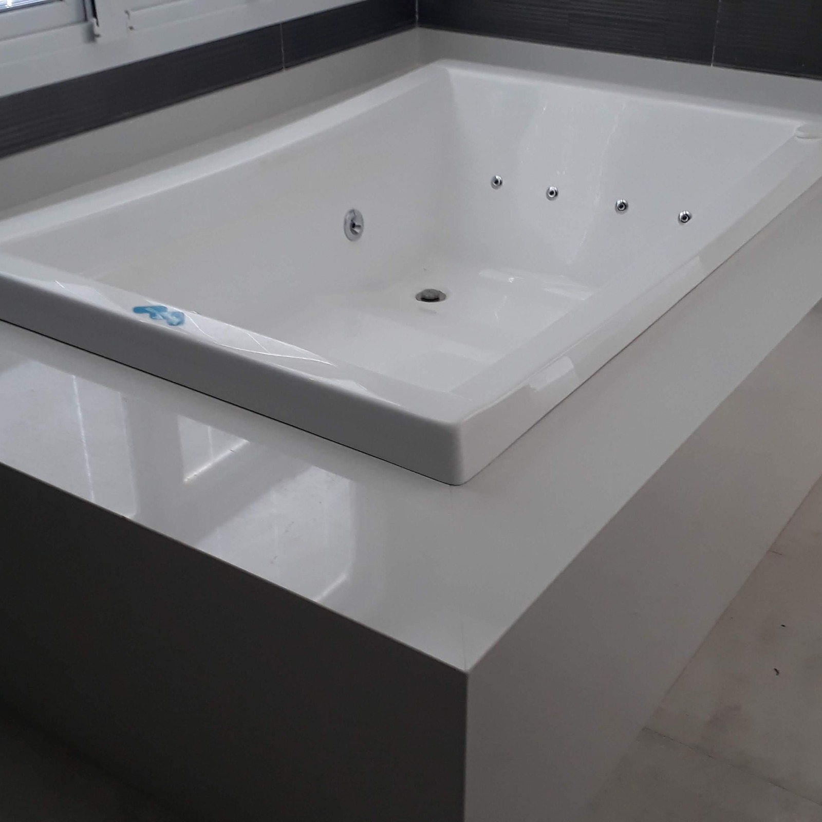 Banheira com acabamento branco em ambiente interno