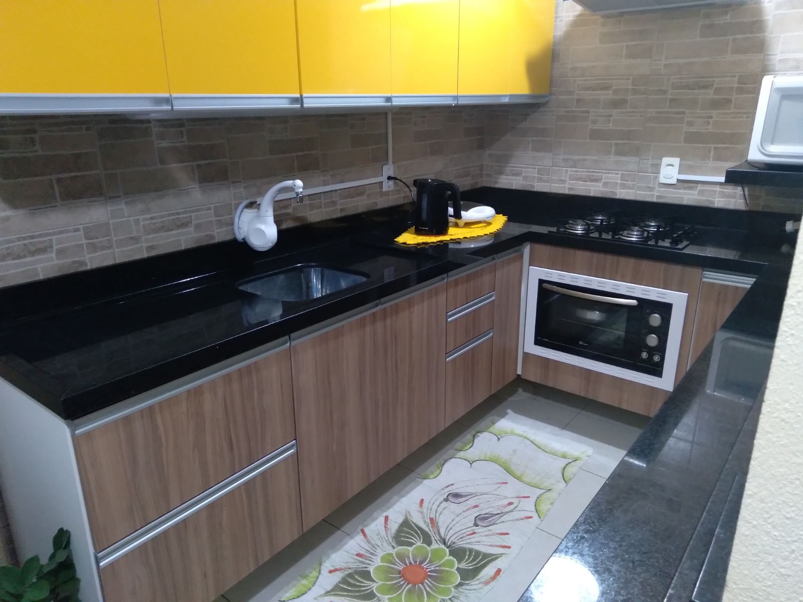 Cozinha com bancada em granito preto