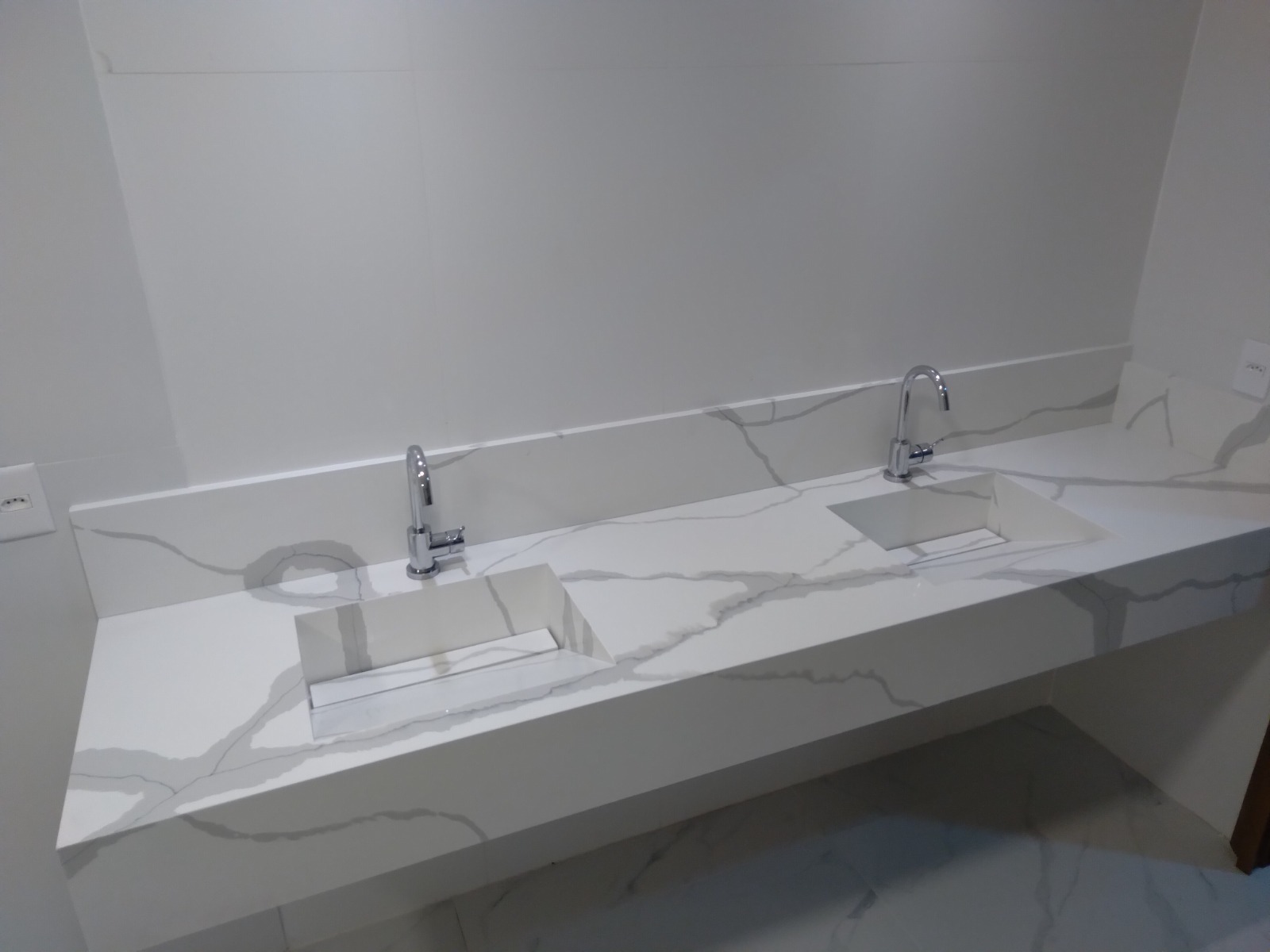 Bancada dupla em mármore branco com veios cinza