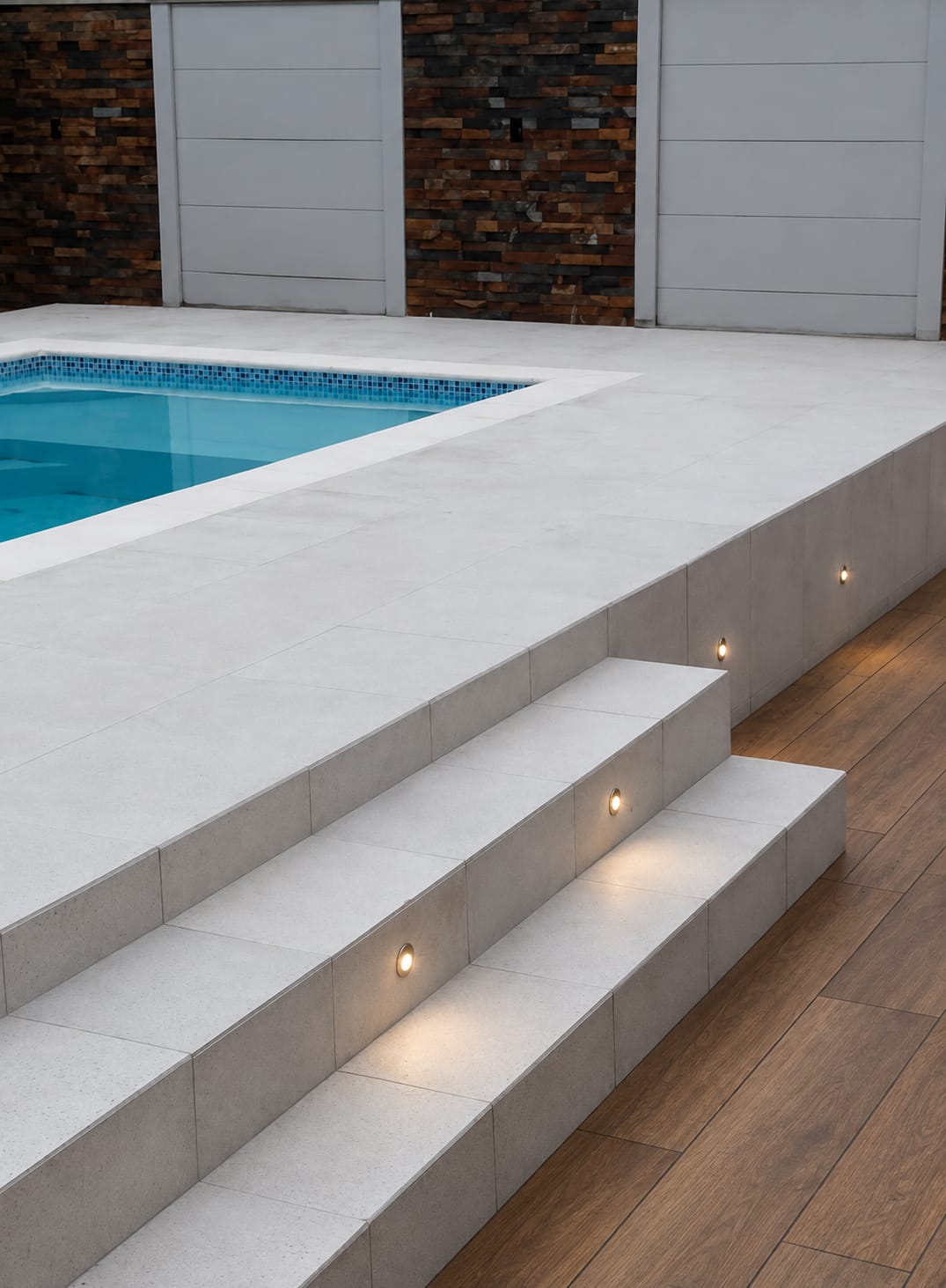Degraus atérmicos com iluminação embutida ao lado da piscina