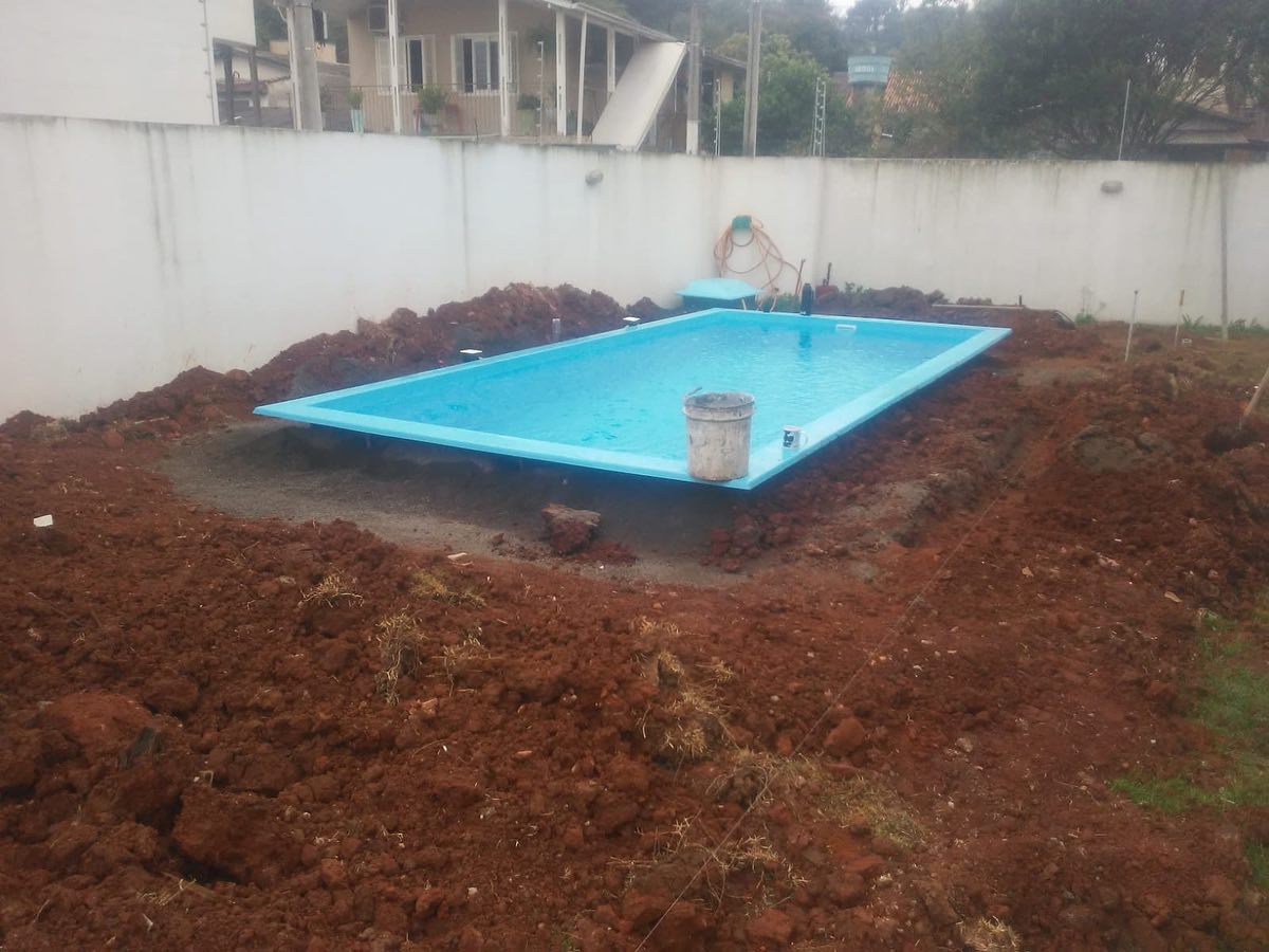 Antes: etapa inicial da mesma área de piscina