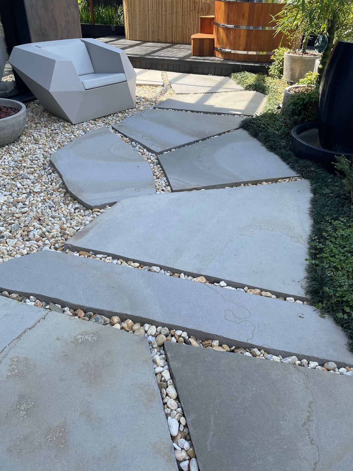 Pisos de jardim com pedriscos e área externa paisagística