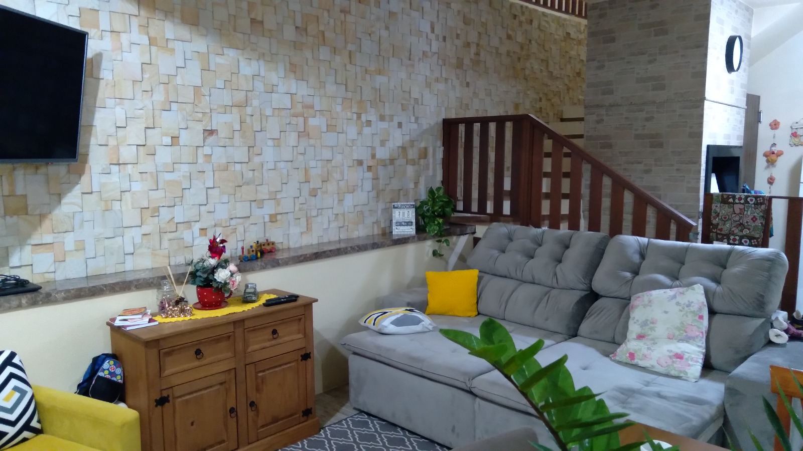 Painel interno revestido em pedras naturais claras